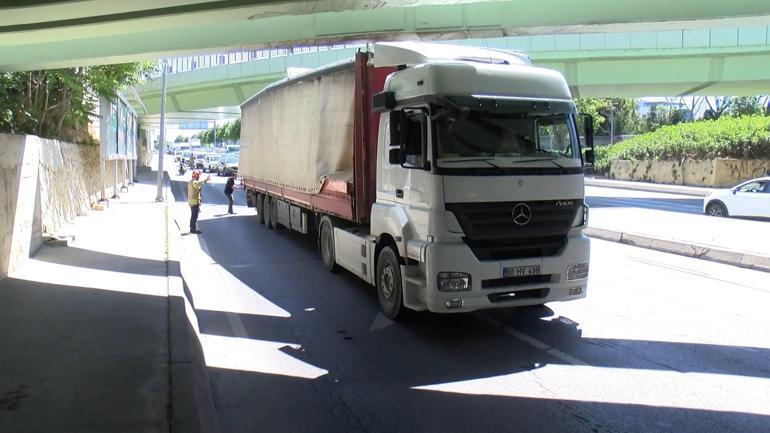 Sabıkalı üst geçitte yine kaza Uzun kuyruklar oluştu