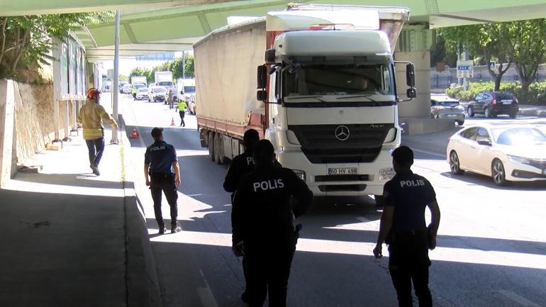 Sabıkalı üst geçitte yine kaza Uzun kuyruklar oluştu