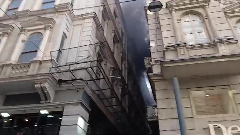 İstiklal Caddesinde mağazadaki yangın söndürüldü