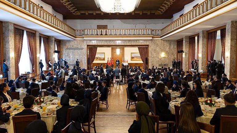 TBMM Başkanı Kurtulmuş, Mecliste gençleri ağırladı