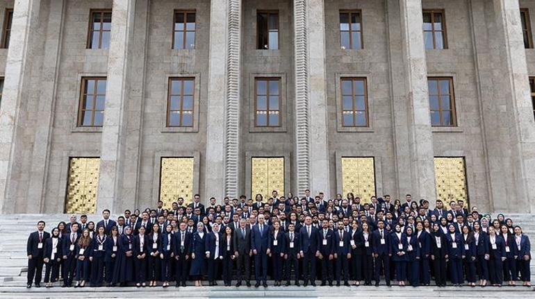 TBMM Başkanı Kurtulmuş, Mecliste gençleri ağırladı