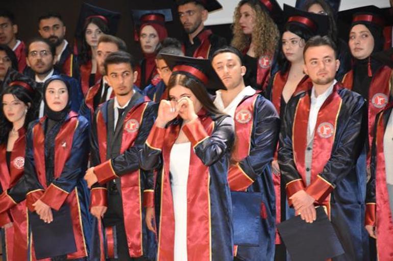 Fakülte birincisi depremzede Seyranı mezuniyet töreninde ağlatan sürpriz