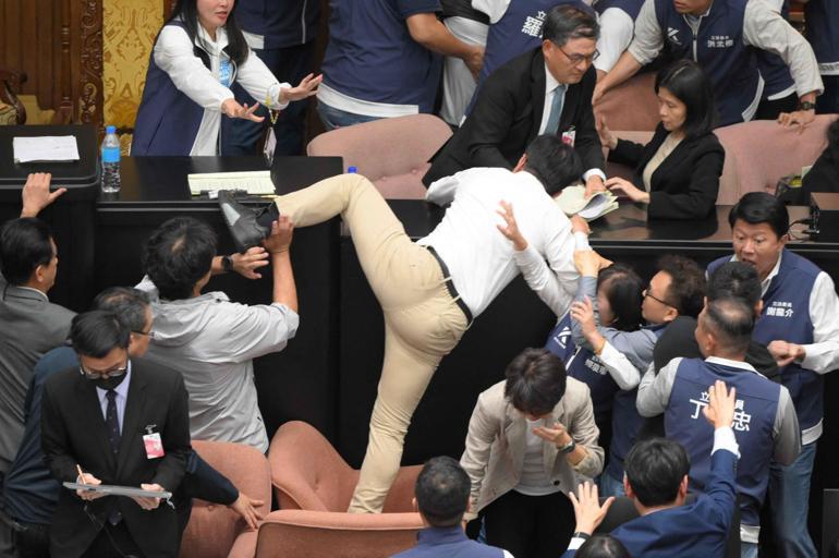 Tayvan Parlamentosunda yumruklar havada uçuştu Milletvekili oyları alıp kaçtı