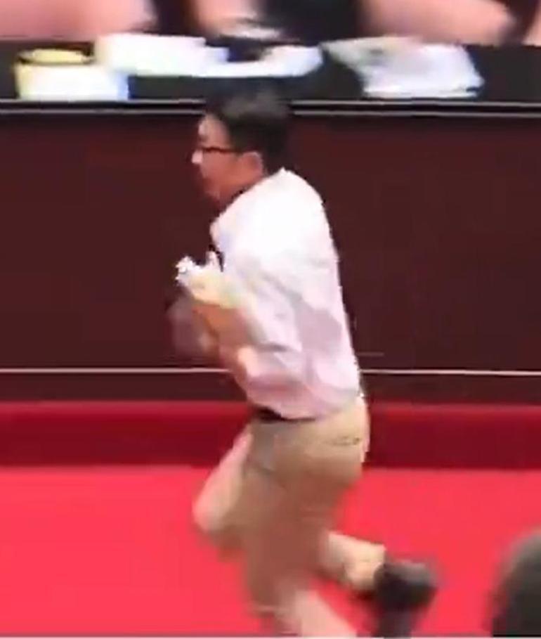 Tayvan Parlamentosunda yumruklar havada uçuşu Milletvekili oyları alıp kaçtı