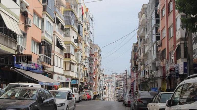 İzmirde evinden eşyaları fırlatan adam mahalleyi birbirine kattı