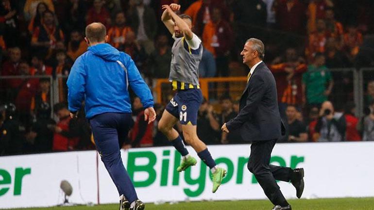 Fenerbahçede Oosterwoldeden Galatasaray taraftarını çıldırtan hareket Icardi sevinci