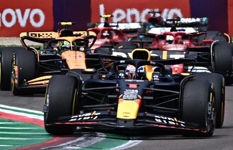 Formula 1 İtalyada zafer Verstappenin oldu Sainz imaj değişikliğine gitti