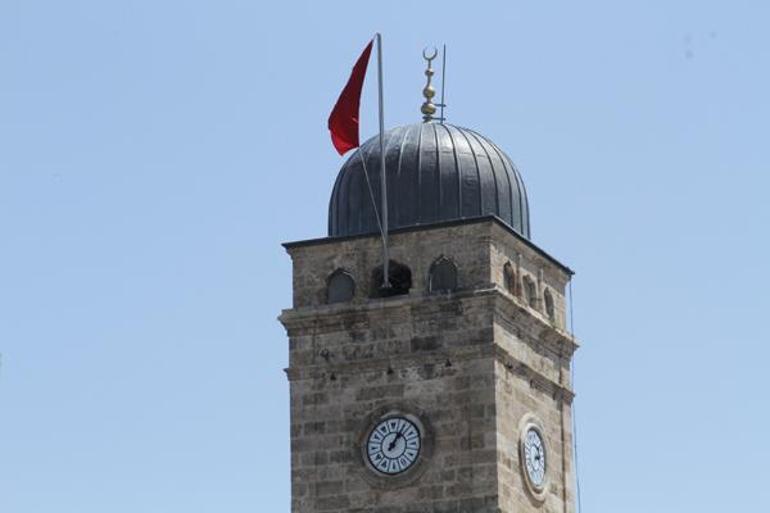 Validen Herkes haddini bilecek açıklaması sonrası: Bayrak kaldı, müdür gitti