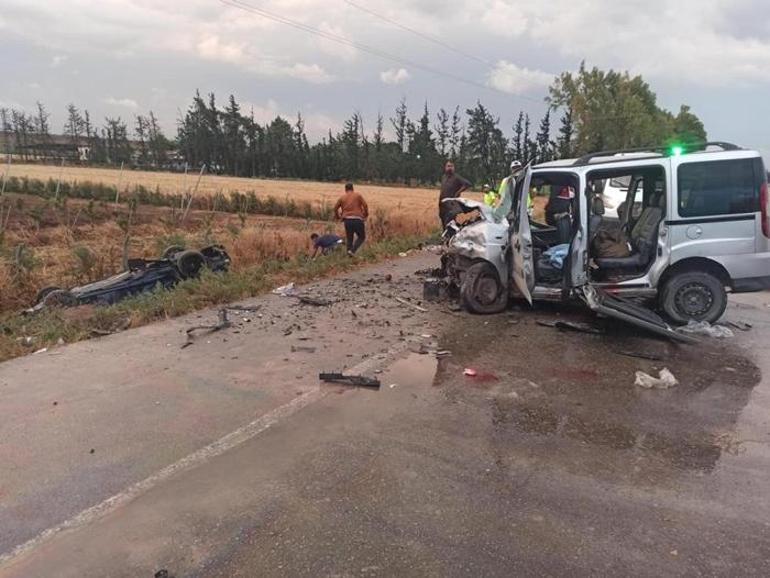 Hatayda feci kaza İki araç kafa kafaya çarpıştı: 5 kişi hayatını kaybetti