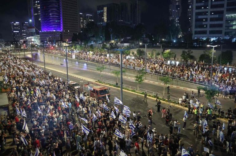 Tel Aviv sokakları yine karıştı Binlerce kişi Netanyahuu protesto etti
