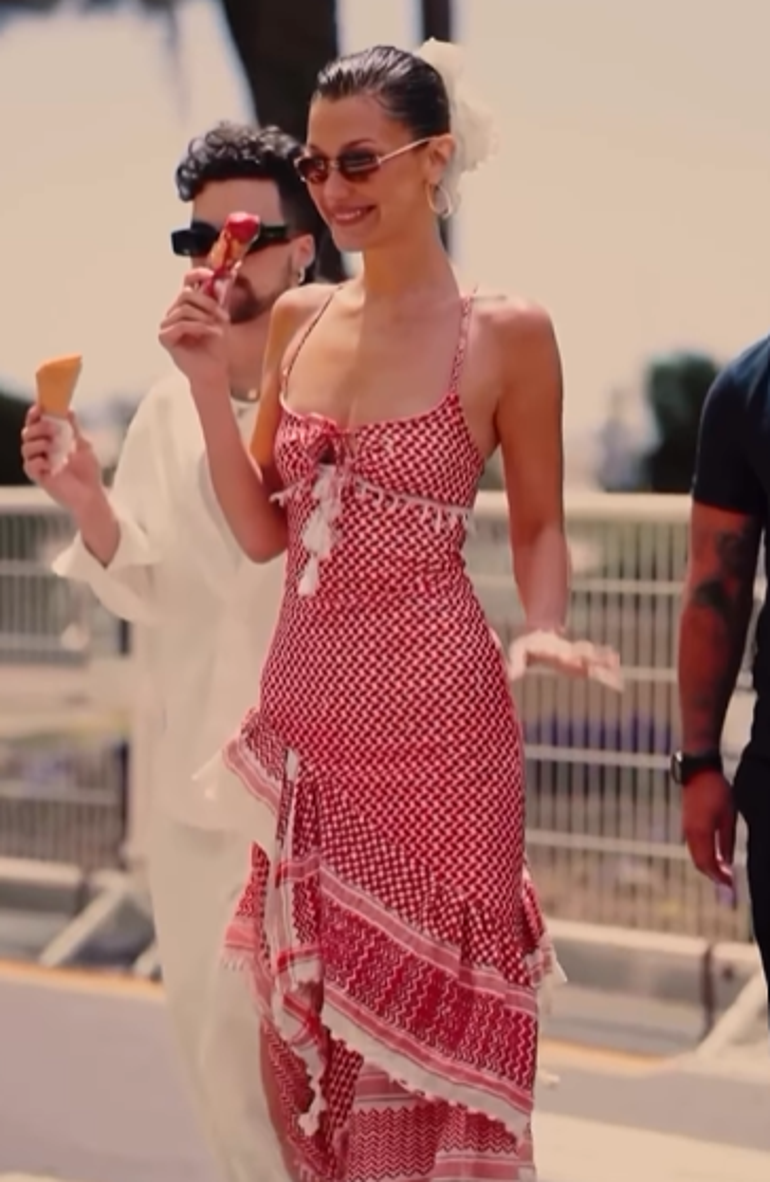 Bella Hadidden Filistine destek Cannes sokaklarında Kefiye elbisesiyle gezdi