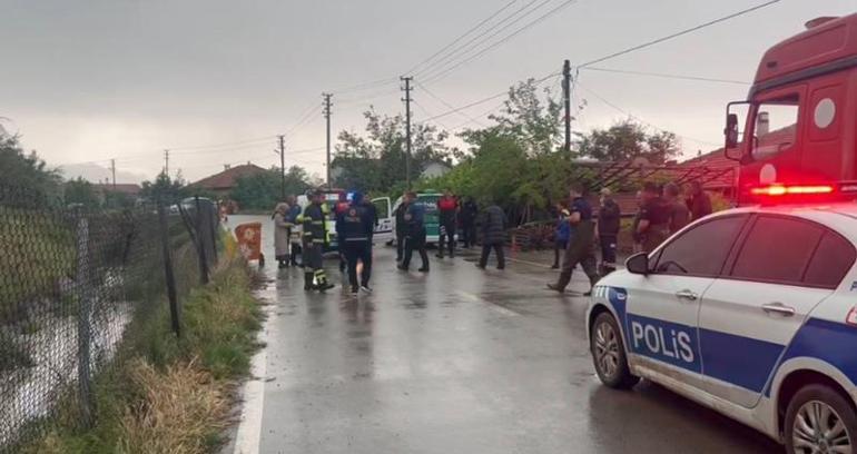 Zamanla yarış Sele kapılıp sulama kanalına sürüklenen 2 kuzen son anda kurtarıldı