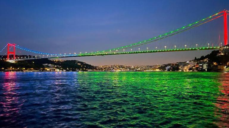 İstanbul’da köprüler Azerbaycan’ın renkleri ile ışıklandırıldı Bu gece İstanbul başka güzel…