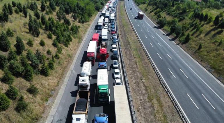 TEMde TIR devrildi İstanbul istikameti 1,5 saat sonra trafiğe açıldı