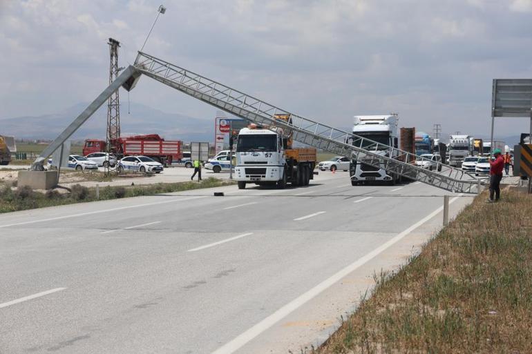 Felaket zinciri TIRın damberi açıldı, karşı şeritteki minübüs sürücüsü can verdi