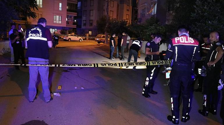 Annesini eve kilitledi Polislere bıçakla saldırdı Bacağından vurularak etkisiz hale getirildi