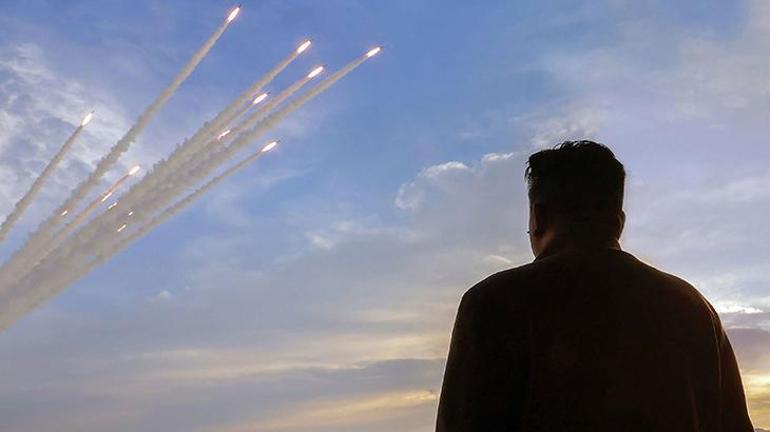 Kuzey Koreden tüyler ürperten ateş yağmuru Kim bizzat izledi, resmi medya fotoğrafları yayınladı