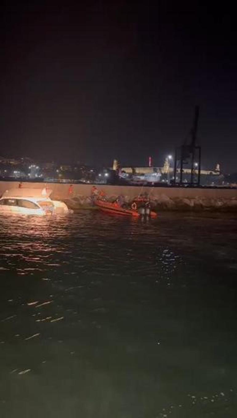 Zamanla yarış Haydarpaşada batmak üzere olan teknedeki 10 kişiyi kurtarıldı