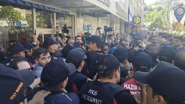 Hakkari’de gerginlik: Polis amiri başından yaralandı