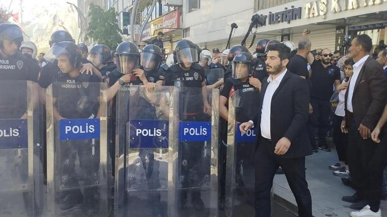 Hakkari’de gerginlik: Polis amiri başından yaralandı