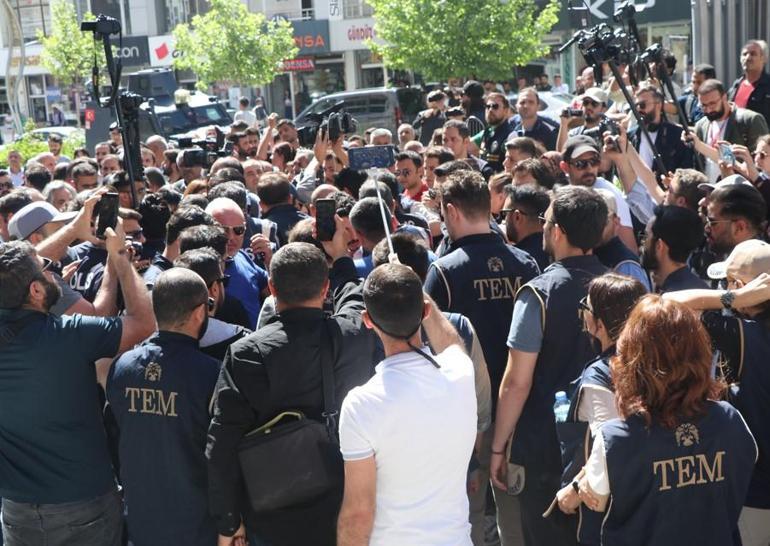 Hakkari’de gerginlik: Polis amiri başından yaralandı