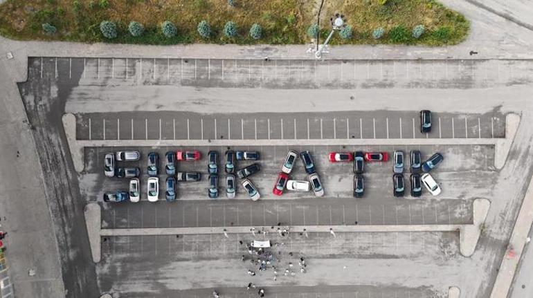 33 adet TOGGu yan yana dizdiler ve yazdılar