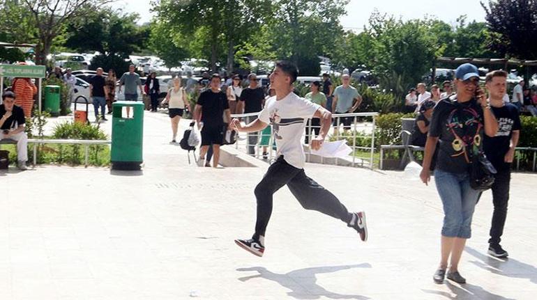 3 dakika geç kalınca sınava alınmadı, yüzünü kapatarak uzaklaştı