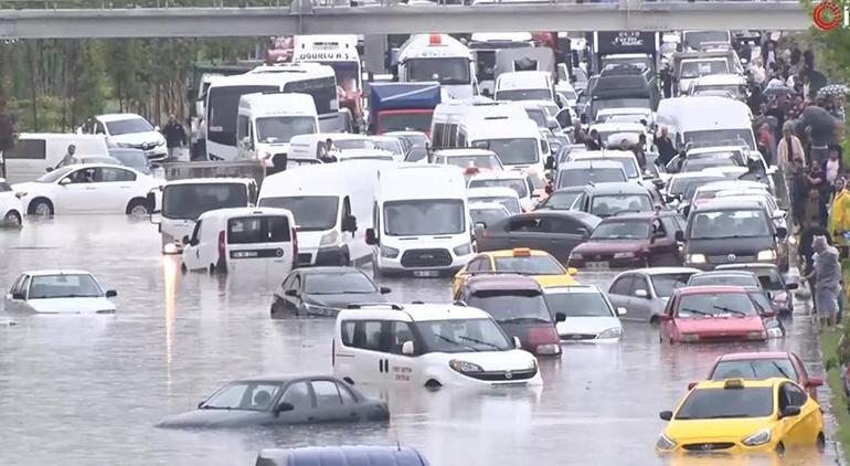 Görüntüler Ankaradan Selde mahsur kalan kadın kepçe ile kurtarıldı