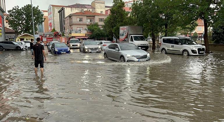 Görüntüler Ankaradan Selde mahsur kalan kadın kepçe ile kurtarıldı