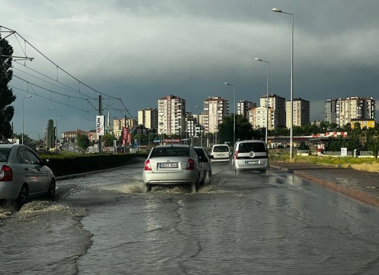 Görüntüler Ankaradan Selde mahsur kalan kadın kepçe ile kurtarıldı