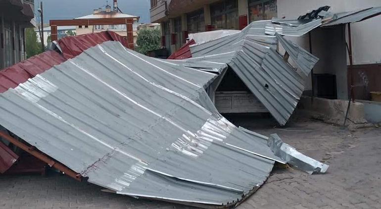 Görüntüler Ankaradan Selde mahsur kalan kadın kepçe ile kurtarıldı