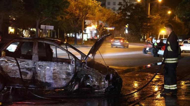 Konyada elektrik direğine çarpan araç alev alev yandı