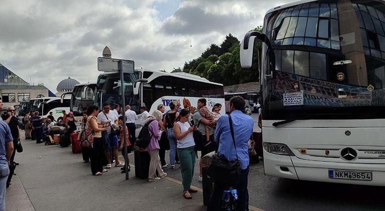 Otogarda bayram yoğunluğu Karneler alındı, tatil başladı