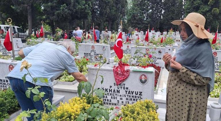 Bayram öncesi vatandaşlar Edirnekapı Şehitliği’ni ziyaret etti