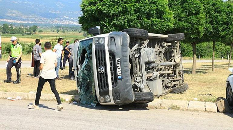 Otomobil ile minibüs çarpıştı: 18 yaralı