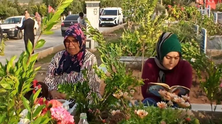 Hatay’da mezarlıklarda hüzünlü bayram arifesi Dua edip, gözyaşı döktüler