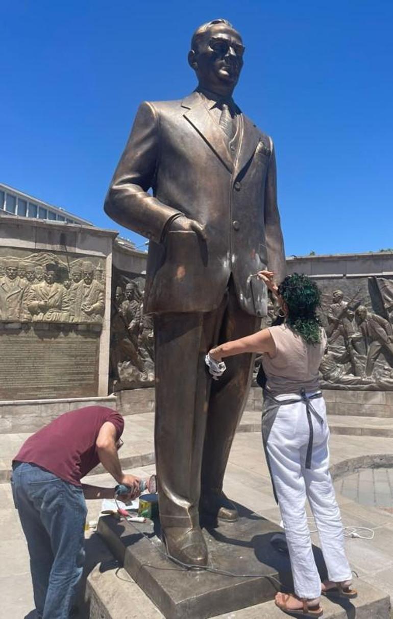 Kayseride Atatürk Anıtına baltalı saldırı