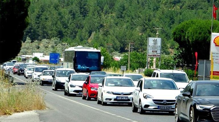 Muğlaya rekor araç girişi Kilometrelerce kuyruk oldu