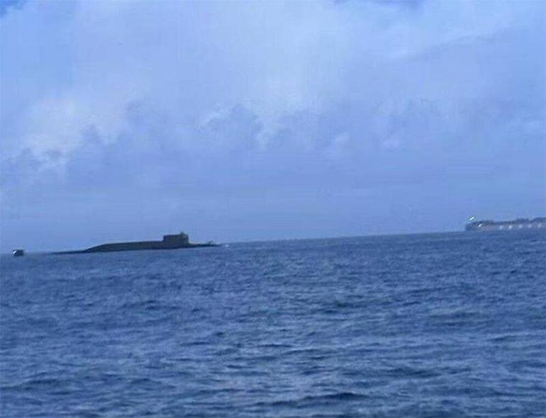 Gemilerin çarpışmasını nükleer denizaltının görünmesi izledi Dünya 1600 kilometrelik hatta kilitlendi