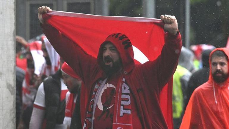 Türkiye-Gürcistan maçı öncesi tribünde gerginlik