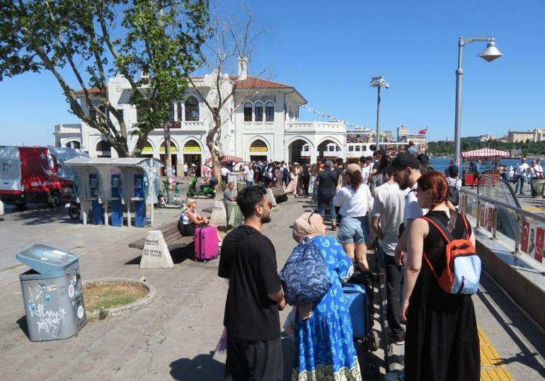İstanbulda bayram yoğunluğu: Adalar için metrelerce kuyruk