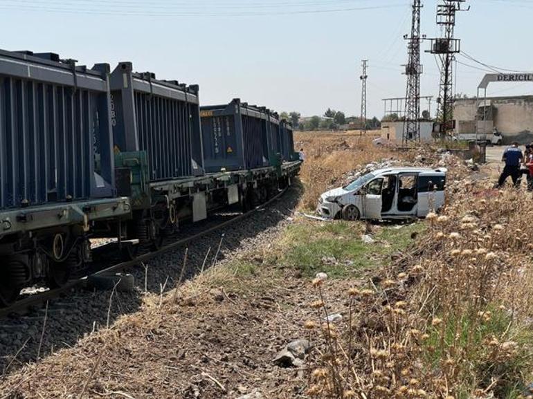 Hemzemin geçitte feci anlar: Yük treni çarptı, 63 metre sürükledi