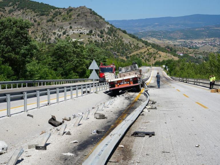 Dehşet anları TIRdaki keresteler ve beton blok otomobilin üzerine düştü: 1 ölü