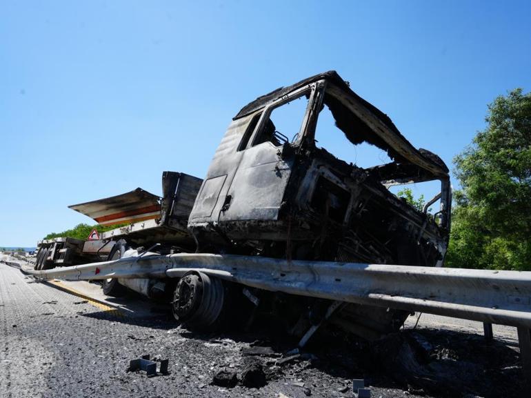 Dehşet anları TIRdaki keresteler ve beton blok otomobilin üzerine düştü: 1 ölü