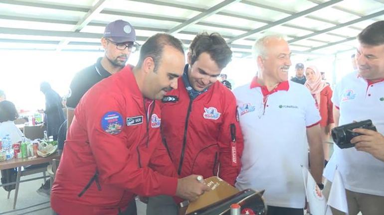 Bakan Kacır Gurur Duy Türkiye etiketiyle paylaştı Roketçilerimiz şampiyon oldu