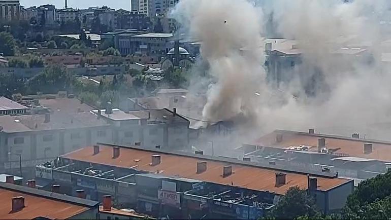 İstanbulda sanayi sitesinde yangın Ekipler müdahale ediyor