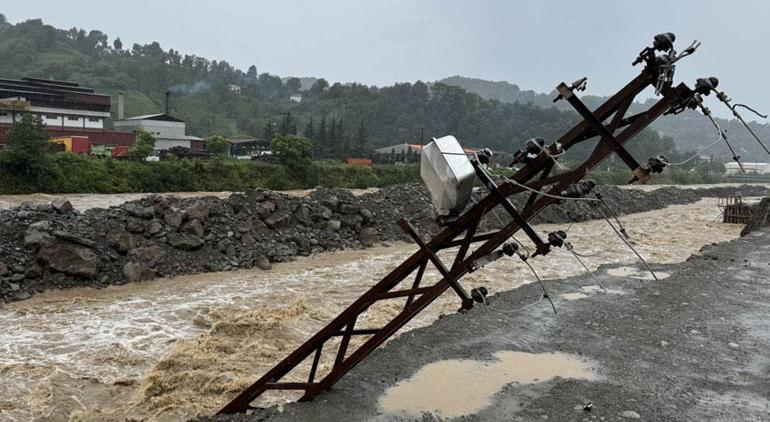 Meteoroloji uyarmıştı Artvinde şiddetli sağanak; yollar göle döndü