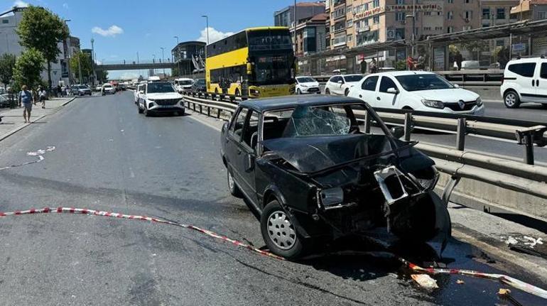 İstanbulda kontrolden çıkan otomobil yayaların arasına daldı Yaralılar var