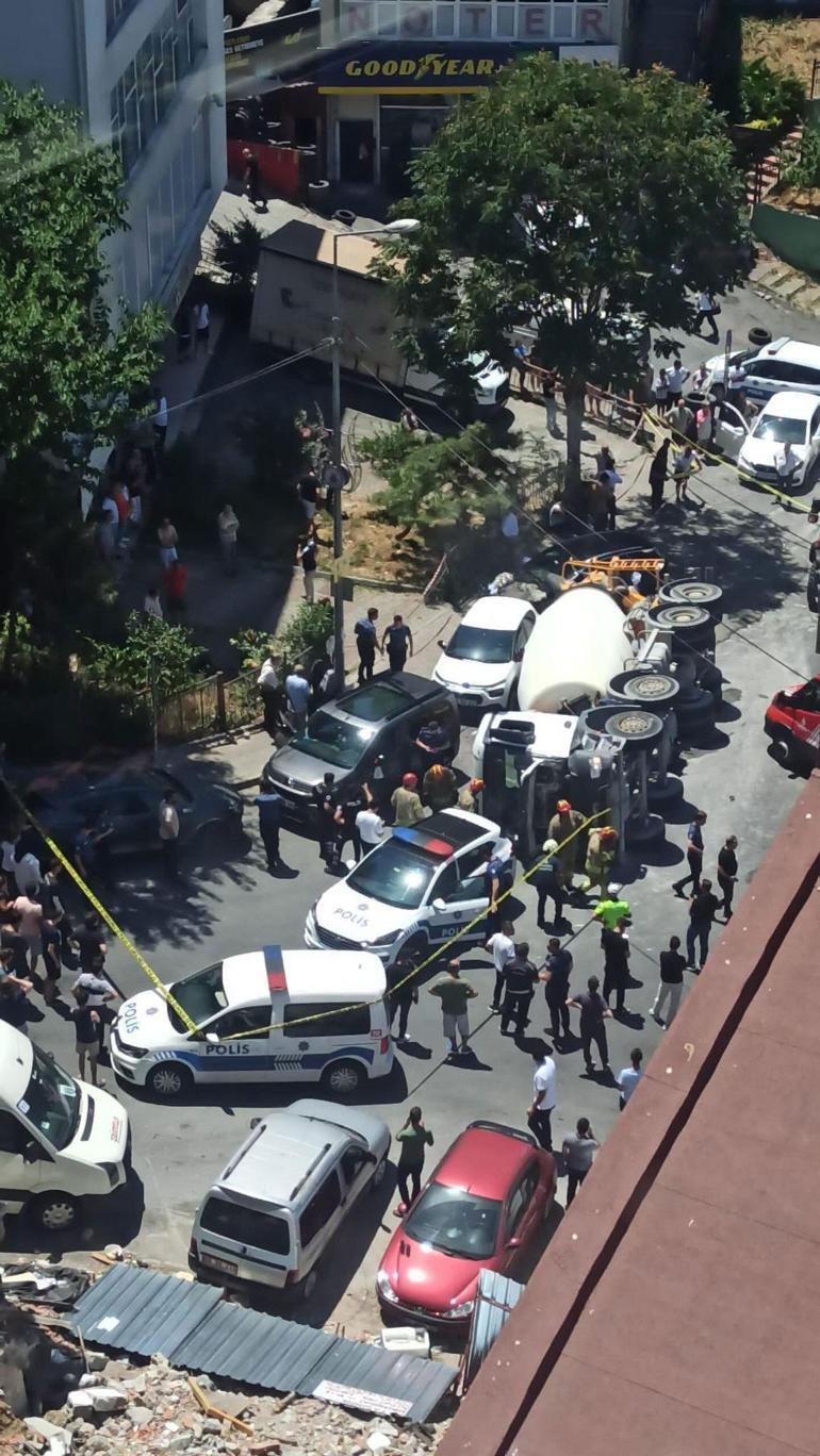Kağıthanede dehşet Beton mikseri, gelin arabasının üzerine devrildi: 1 çocuk öldü