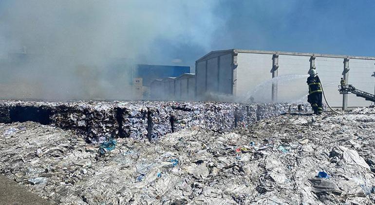 Zonguldakta yangın paniği Kağıt fabrikasındaki karton ve kağıtlar yandı
